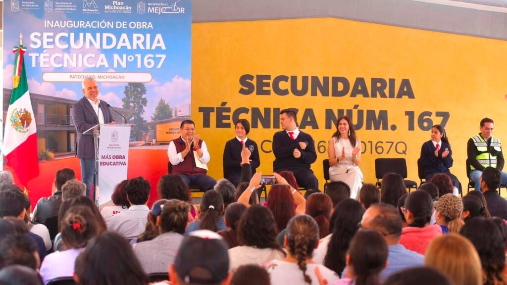 Alfredo Ramírez Bedolla durante la inauguración de la Escuela Secundaria Técnica 167 de Pátzcuaro.