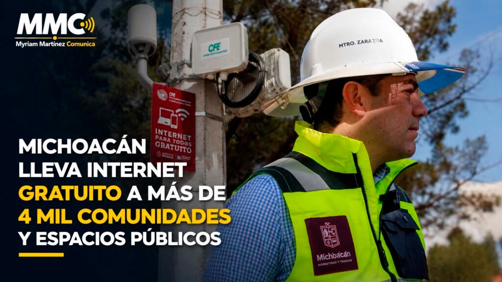Estudiantes utilizan internet gratuito en una escuela de Michoacán.