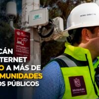 Estudiantes utilizan internet gratuito en una escuela de Michoacán.
