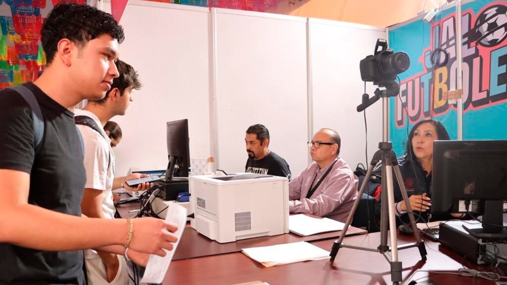 Ciudadanos realizan trámites de licencia de conducir en el nuevo módulo del Jalo Futbolero.
