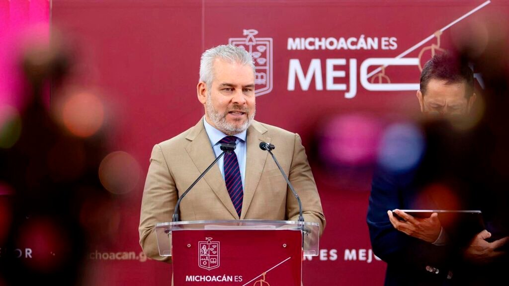 Alfredo Ramírez Bedolla y Rogelio Zarazúa presentan avances de obras regionales y rehabilitación carretera en Michoacán.