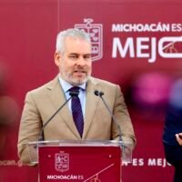 Alfredo Ramírez Bedolla y Rogelio Zarazúa presentan avances de obras regionales y rehabilitación carretera en Michoacán.