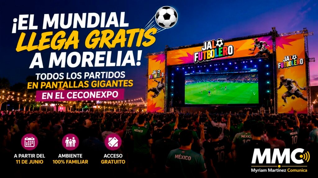 Aficionados disfrutan de una transmisión de fútbol en pantallas gigantes al aire libre.