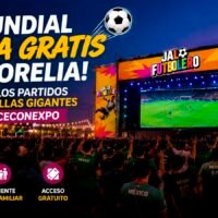Aficionados disfrutan de una transmisión de fútbol en pantallas gigantes al aire libre.
