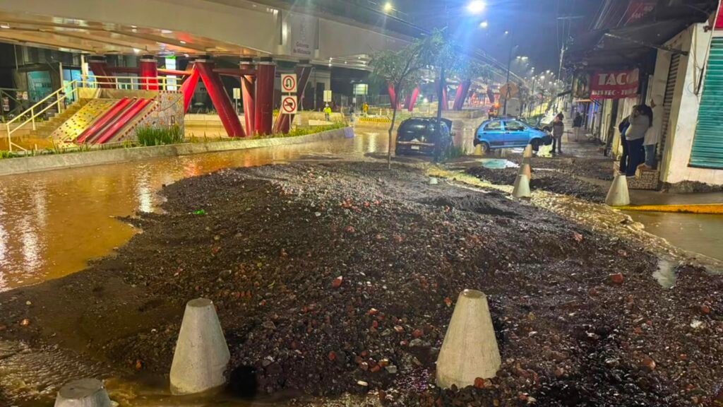 Maquinaria de la SCOP retira lodo y material pétreo en el Paso Catrinas tras las lluvias en Morelia.