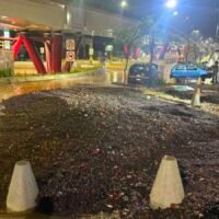 Maquinaria de la SCOP retira lodo y material pétreo en el Paso Catrinas tras las lluvias en Morelia.