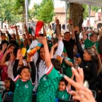 Familias y aficionados siguen el partido entre México y Sudáfrica durante el Jalo Futbolero en la Plaza Vasco de Quiroga de Pátzcuaro.