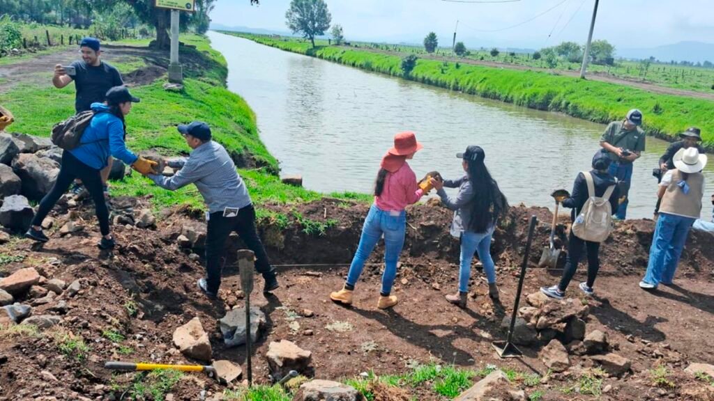 Presas filtrantes construidas para reducir el azolve en la cuenca del lago de Pátzcuaro.