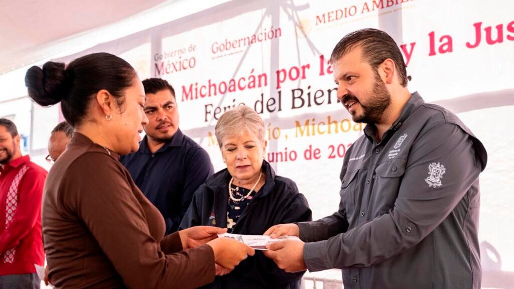 Raúl Zepeda Villaseñor durante la Feria del Bienestar realizada en Maravatío, Michoacán.