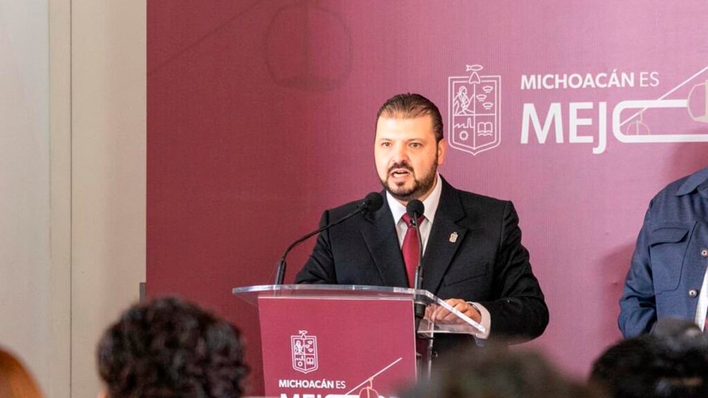 El secretario de Gobierno, Raúl Zepeda Villaseñor, durante una declaración sobre la reforma electoral en Michoacán.