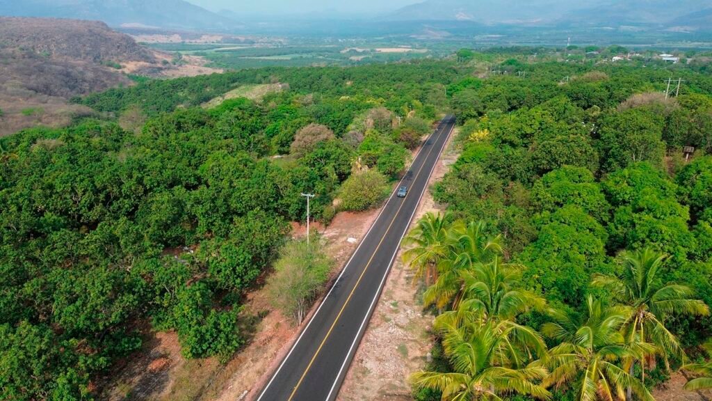 Las obras de conservación y modernización de la Red Carretera Estatal continúan en distintas regiones de Michoacán.
