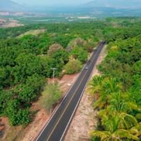 Las obras de conservación y modernización de la Red Carretera Estatal continúan en distintas regiones de Michoacán.