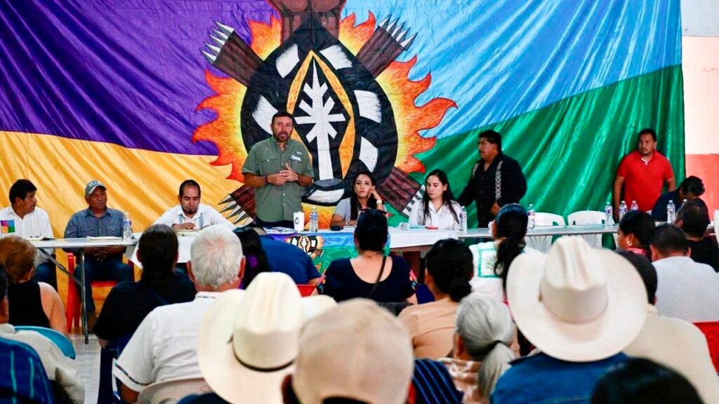 Autoridades de Conagua y representantes de comunidades indígenas durante una reunión en Zacapu.