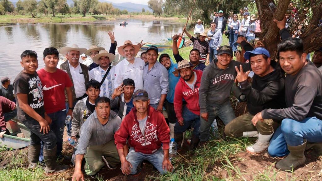 Trabajadores de recuperación ambiental y desazolve en el lago de Pátzcuaro.