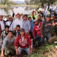 Trabajadores de recuperación ambiental y desazolve en el lago de Pátzcuaro.