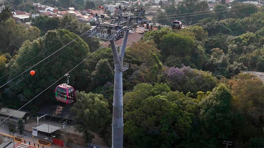 Cabinas del teleférico de Uruapan durante su primer mantenimiento programado.