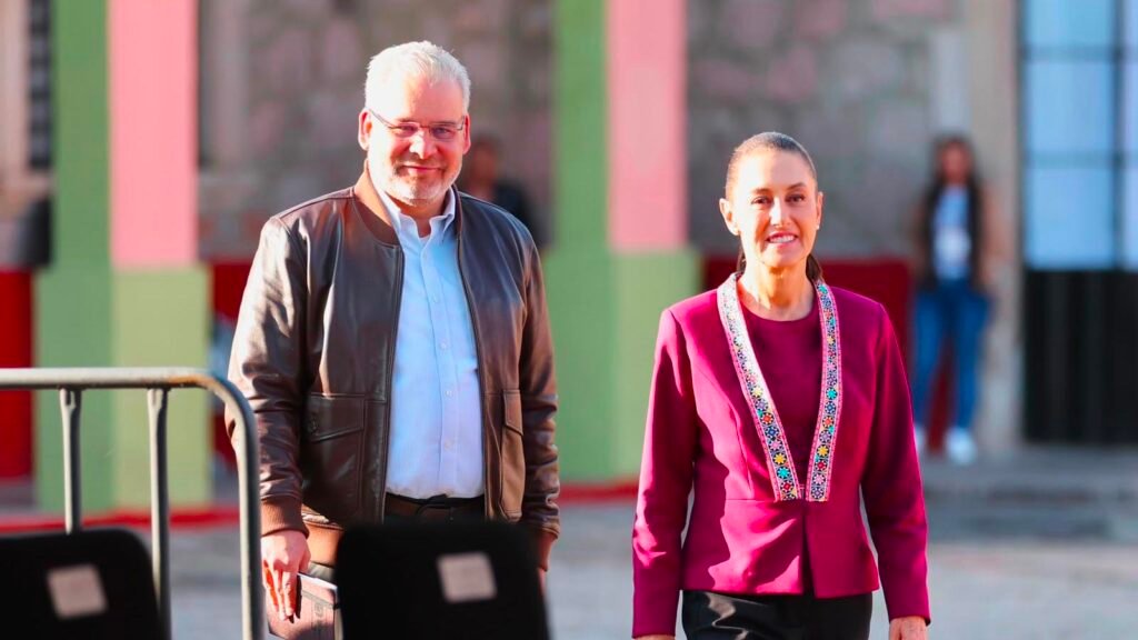Alfredo Ramírez Bedolla destaca el cuarto ciclo escolar completo durante la Conferencia del Pueblo.