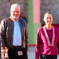 Alfredo Ramírez Bedolla destaca el cuarto ciclo escolar completo durante la Conferencia del Pueblo.