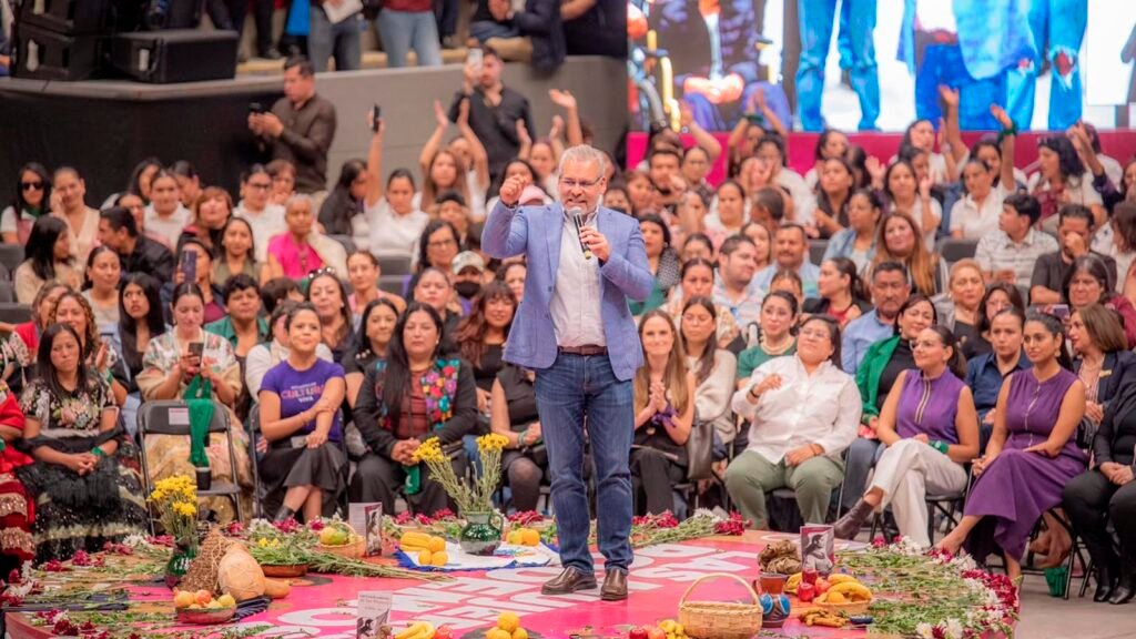 Al encabezar la Convención Estatal “Las Mujeres Podemos”, el gobernador Alfredo Ramírez Bedolla destacó el papel fundamental y el liderazgo de las michoacanas en la vida pública, reconociendo su labor y aportación desde las comunidades indígenas hasta las instituciones del estado.