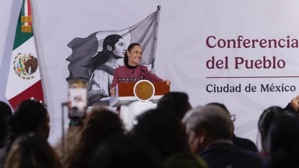 La presidenta Claudia Sheinbaum presenta los resultados del crecimiento del PIB de México durante su conferencia matutina.