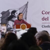La presidenta Claudia Sheinbaum presenta los resultados del crecimiento del PIB de México durante su conferencia matutina.