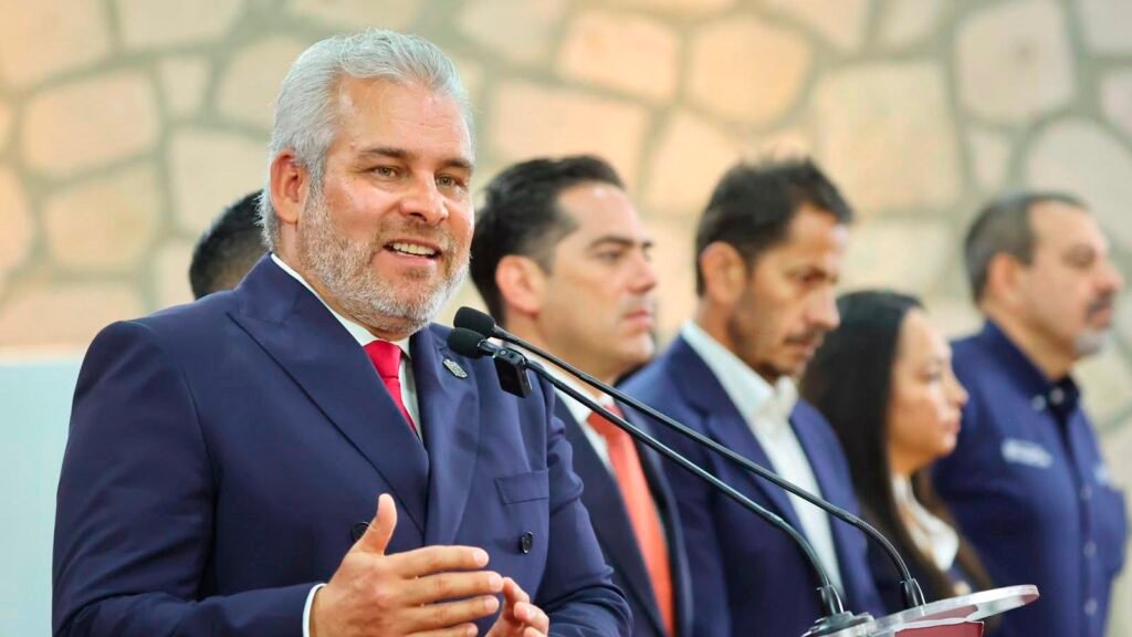 El gobernador Alfredo Ramírez Bedolla señaló que la FGR y la FEMDO deben investigar los señalamientos contra los alcaldes de Tacámbaro, Turicato y Huetamo por presuntos nexos con el crimen organizado.