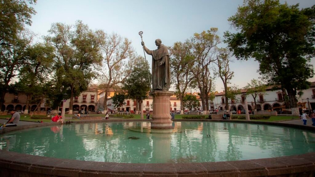Los 10 Pueblos Mágicos de Michoacán y el Barrio Mágico de San Pedro ofrecen experiencias de cultura, naturaleza, gastronomía y tradiciones para disfrutar estas vacaciones de verano.