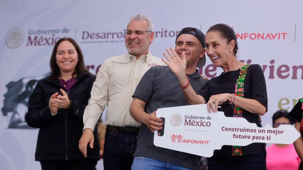 Alfredo Ramírez Bedolla y Claudia Sheinbaum durante la entrega de viviendas del Programa de Vivienda para el Bienestar en Morelia.