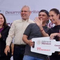 Alfredo Ramírez Bedolla y Claudia Sheinbaum durante la entrega de viviendas del Programa de Vivienda para el Bienestar en Morelia.