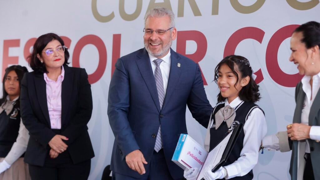 Alfredo Ramírez Bedolla informa sobre cuatro años consecutivos de clases en Michoacán.