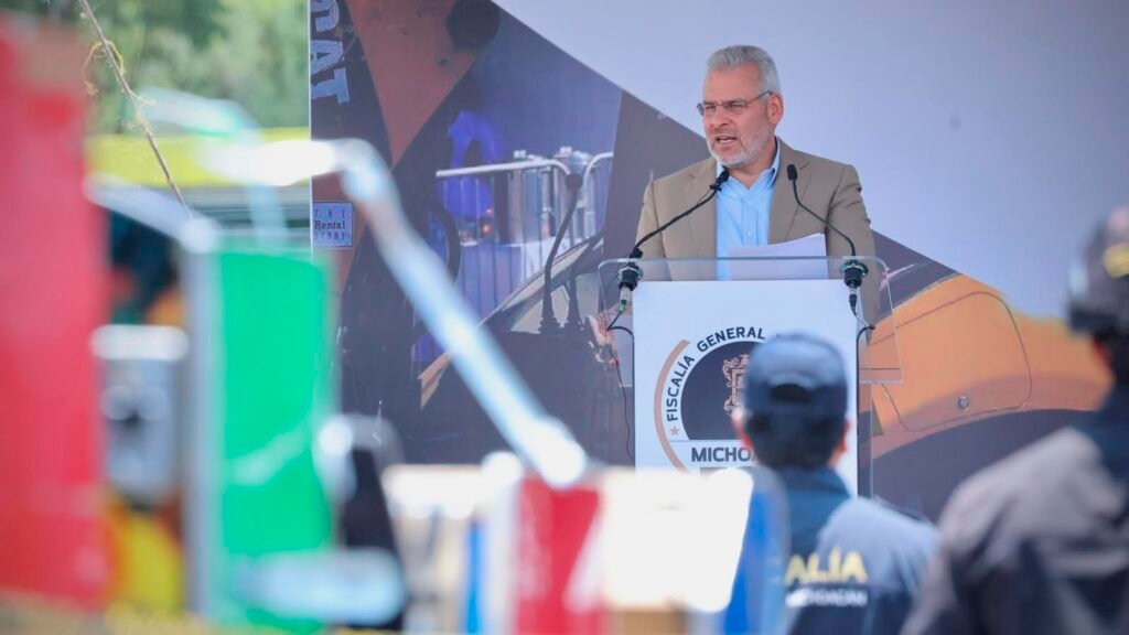 Alfredo Ramírez Bedolla durante la destrucción de máquinas tragamonedas aseguradas en Michoacán.