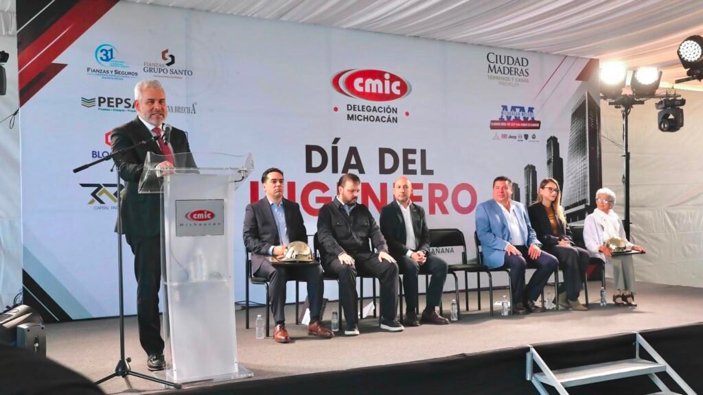Alfredo Ramírez Bedolla durante la conmemoración del Día del Ingeniero en Michoacán.