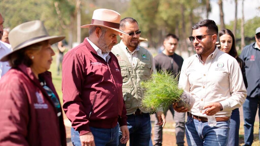 Alfredo Ramírez Bedolla durante una jornada de reforestación en Michoacán.