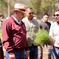 Alfredo Ramírez Bedolla durante una jornada de reforestación en Michoacán.