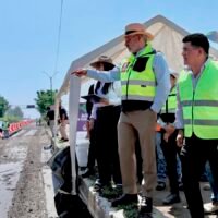 Alfredo Ramírez Bedolla supervisa la construcción del Morebús en Morelia.