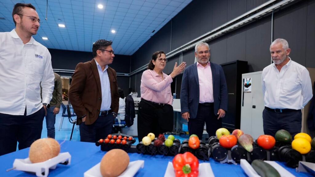 Alfredo Ramírez Bedolla durante un recorrido por la empresa Corporación Industrial Uruapan.