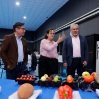 Alfredo Ramírez Bedolla durante un recorrido por la empresa Corporación Industrial Uruapan.