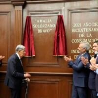 Ceremonia en la que el Congreso de Michoacán inscribió con letras doradas el nombre de Amalia Solórzano Bravo.