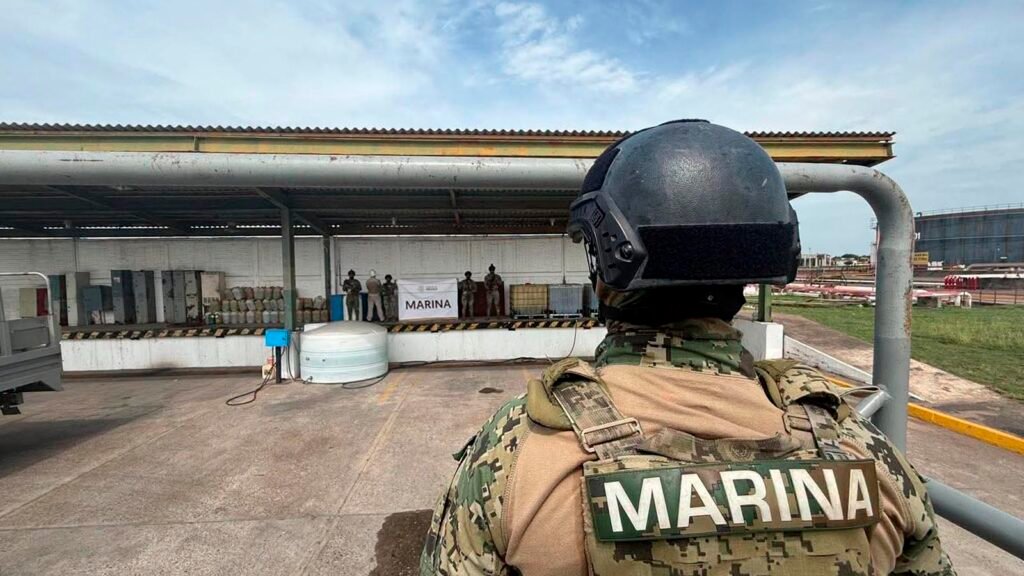 Elementos de la Secretaría de Marina participan en el aseguramiento de casi 8 mil litros de hidrocarburo durante un operativo en Arteaga, Michoacán.