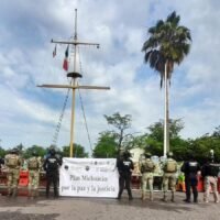Elementos de seguridad participan en el aseguramiento de máquinas tragamonedas durante un operativo en Lázaro Cárdenas.