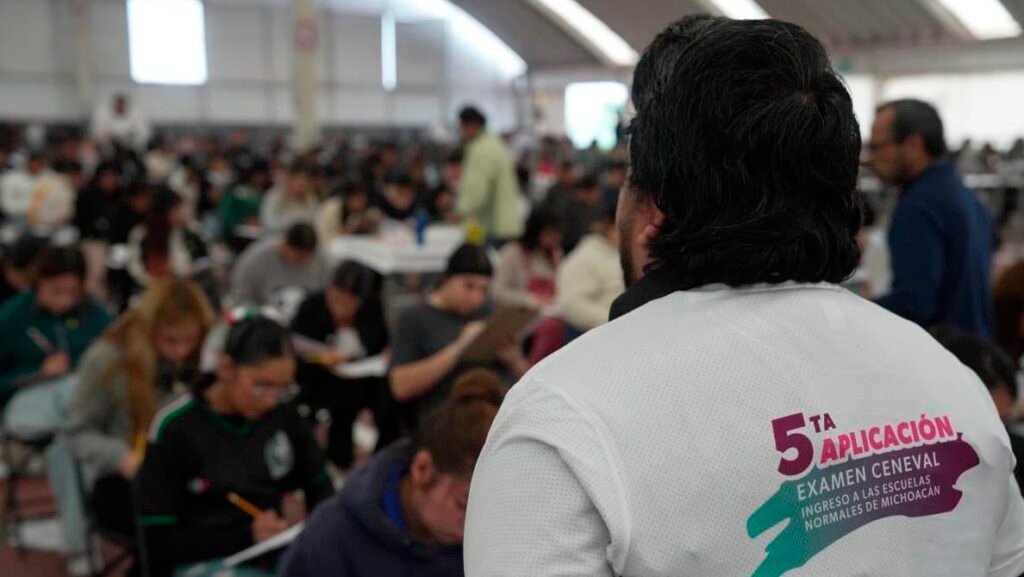 Aspirantes presentan el examen Ceneval para ingresar a las Escuelas Normales Oficiales de Michoacán.