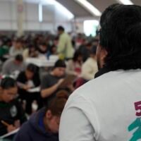 Aspirantes presentan el examen Ceneval para ingresar a las Escuelas Normales Oficiales de Michoacán.