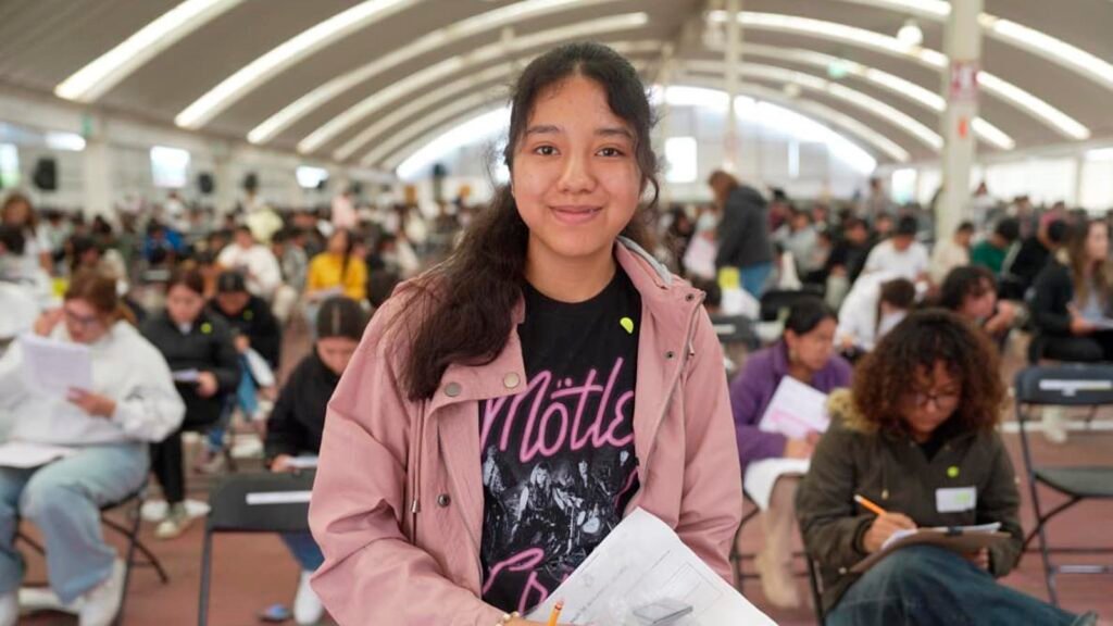 Estudiantes en un campus universitario público de Michoacán.