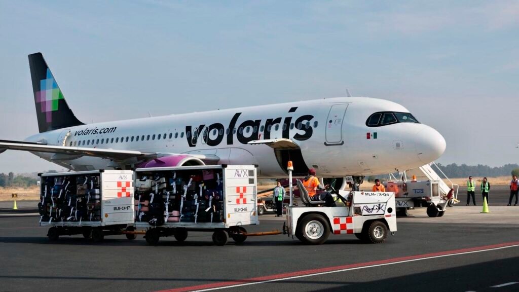 Aeropuerto Internacional Francisco J. Múgica de Morelia con operaciones de vuelos nacionales e internacionales.