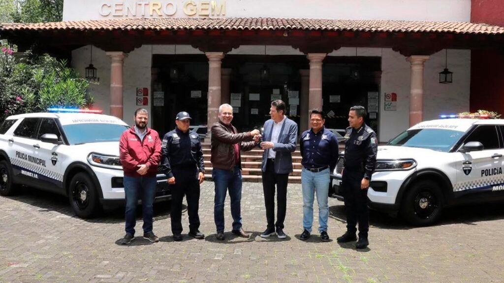 El gobernador Alfredo Ramírez Bedolla entrega patrullas inteligentes a la Policía Morelia.