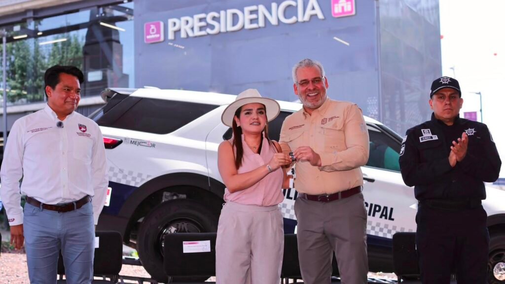 Alfredo Ramírez Bedolla entrega patrullas de última generación a la Policía Municipal de Uruapan.