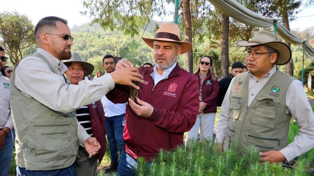 Alfredo Ramírez Bedolla durante actividades de protección ambiental en la cuenca del lago de Pátzcuaro.