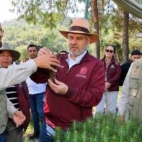 Alfredo Ramírez Bedolla durante actividades de protección ambiental en la cuenca del lago de Pátzcuaro.