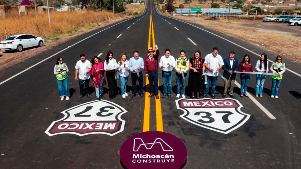 Alfredo Ramírez Bedolla informa sobre la rehabilitación de carreteras en Michoacán.
