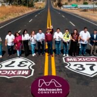 Alfredo Ramírez Bedolla informa sobre la rehabilitación de carreteras en Michoacán.